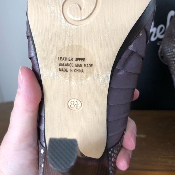 NWT Seychelles Pewter Heels in size 8.5 - Picture 4 of 6